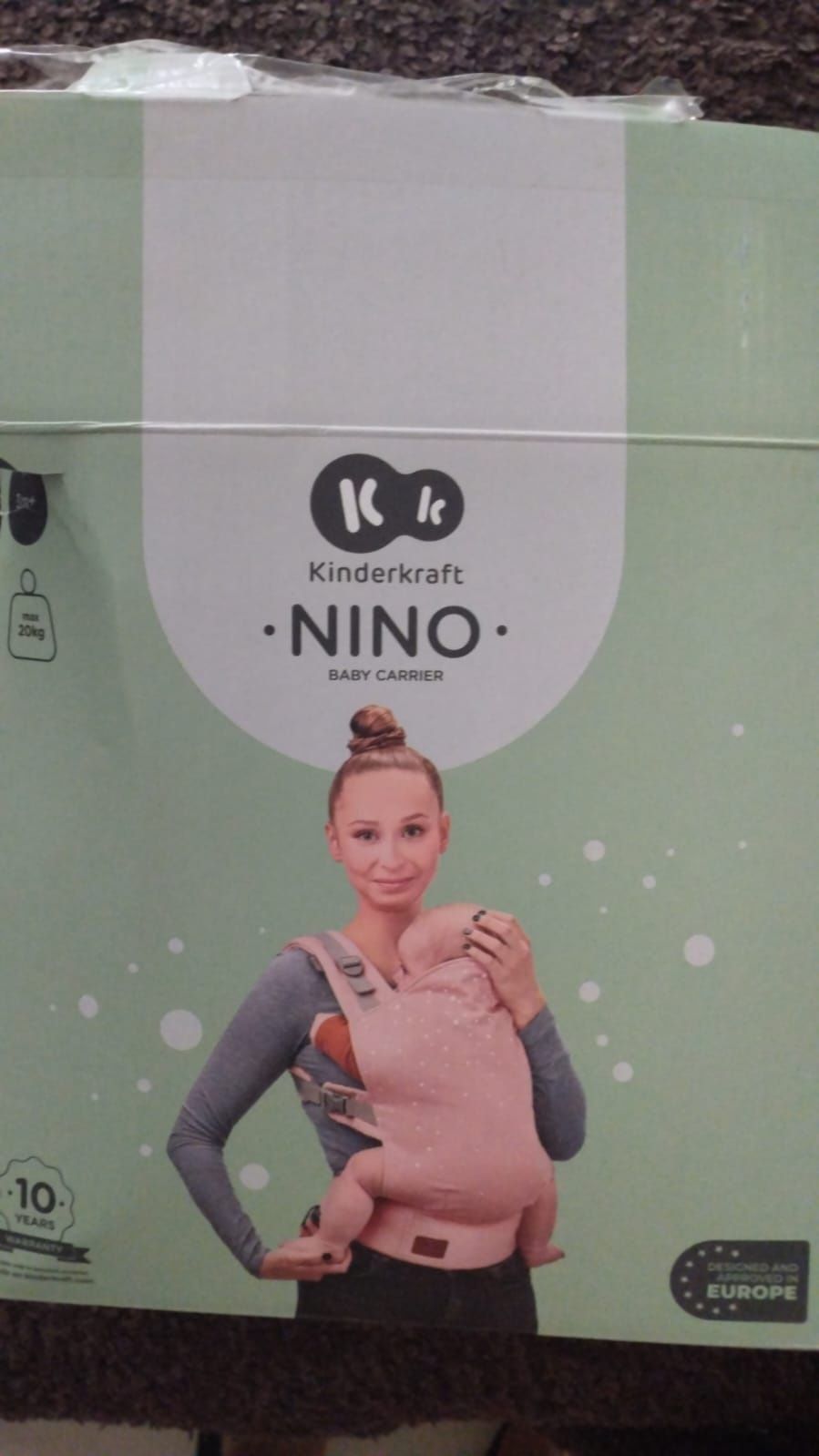 Porta-bebé Kinderkraft de menina.