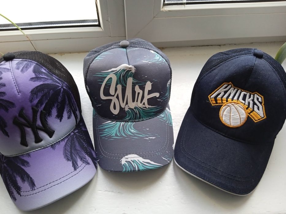 Кепки різні, нові, значна частина сітка ззаду