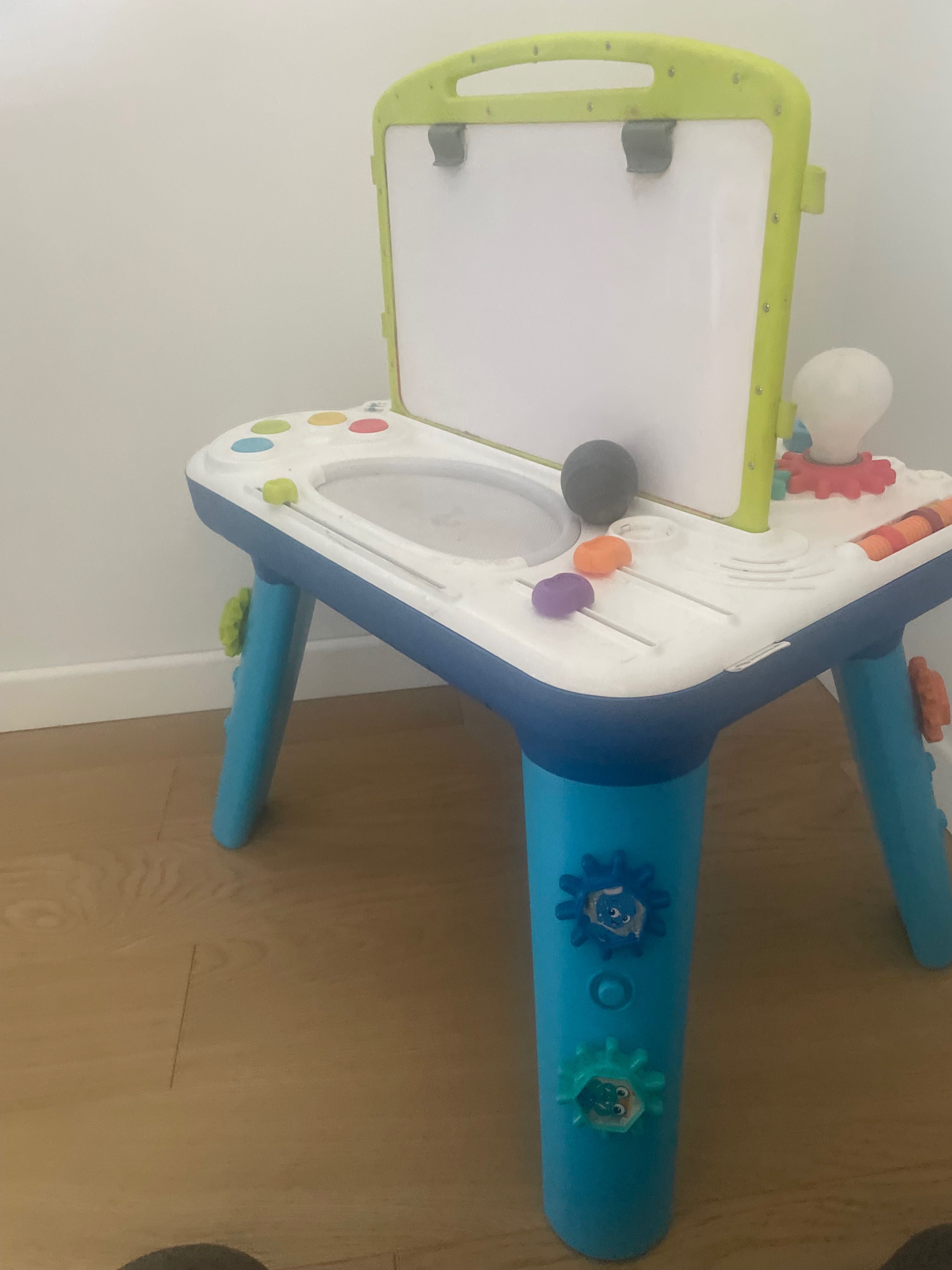 Baby Einstein, Stolik Małego Odkrywcy z tablicą