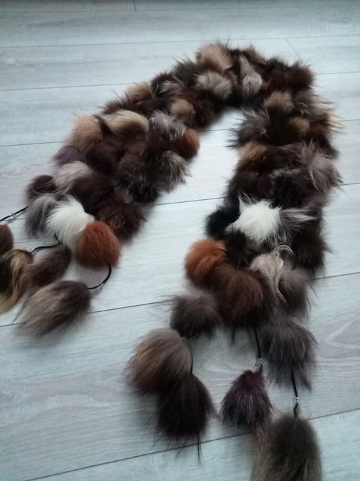 Szalik z futra z lisa pompony z futra z lisa