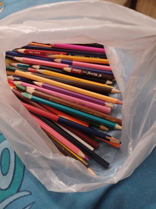 Віддам використанні кольорові олівці