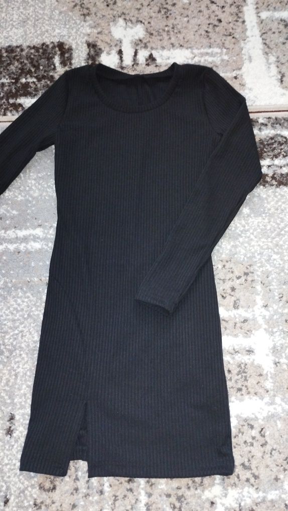 Чорне плаття з розрізом на ніжці