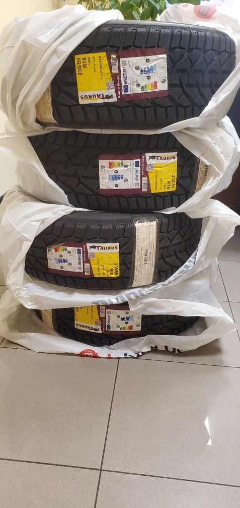 Taurus SUV Winter 235/55 R18