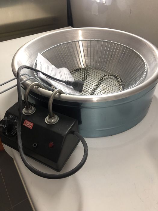 Fritadeira eléctrica de 7 litros ideal para salgados