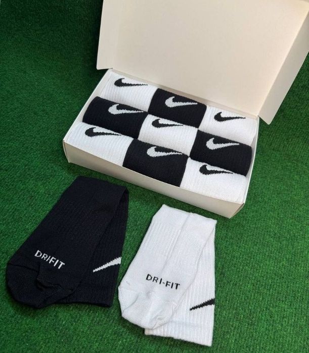 Nike Wysokie Białe Czarne Skarpety 36-39(9 par)