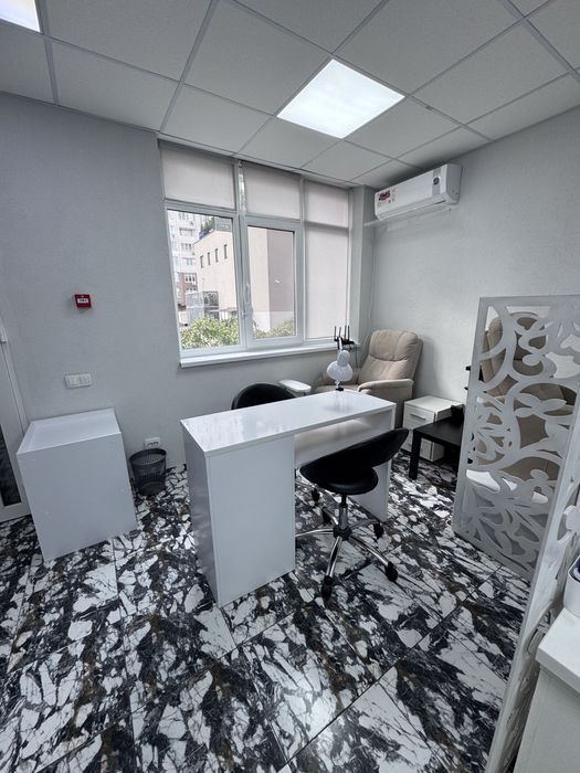 Здам місце для майстра манікюру і перукаря