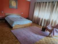 Quarto suite mobilado e espaçoso com varanda e casa de banho privadas