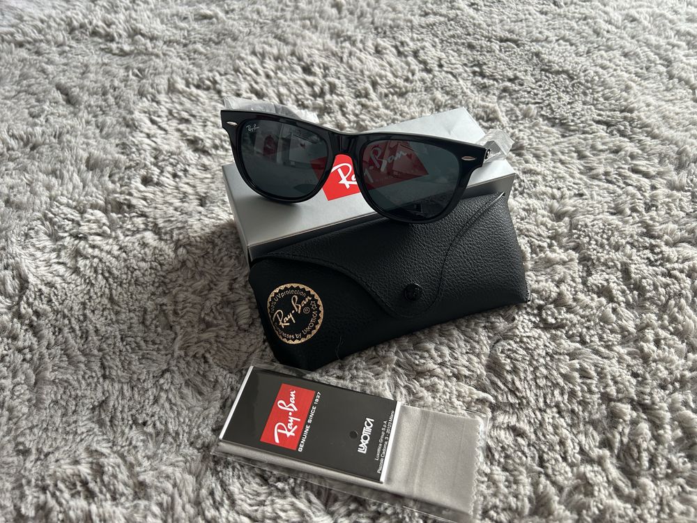 Okulary przeciwsłoneczne oryginalnej firmy Ray-Ban, model Wayfarer.