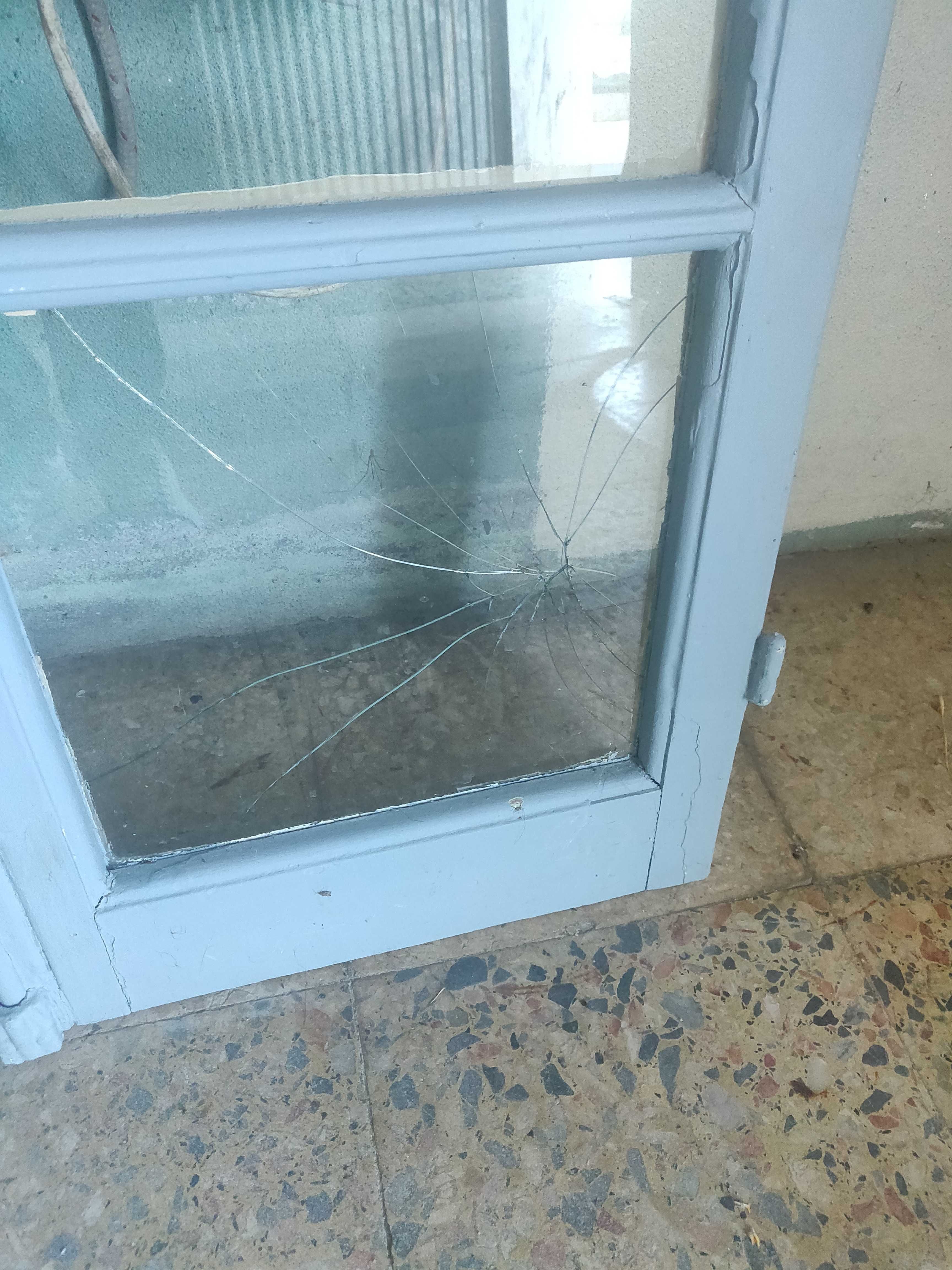 Janelas com alguns vidros partidos