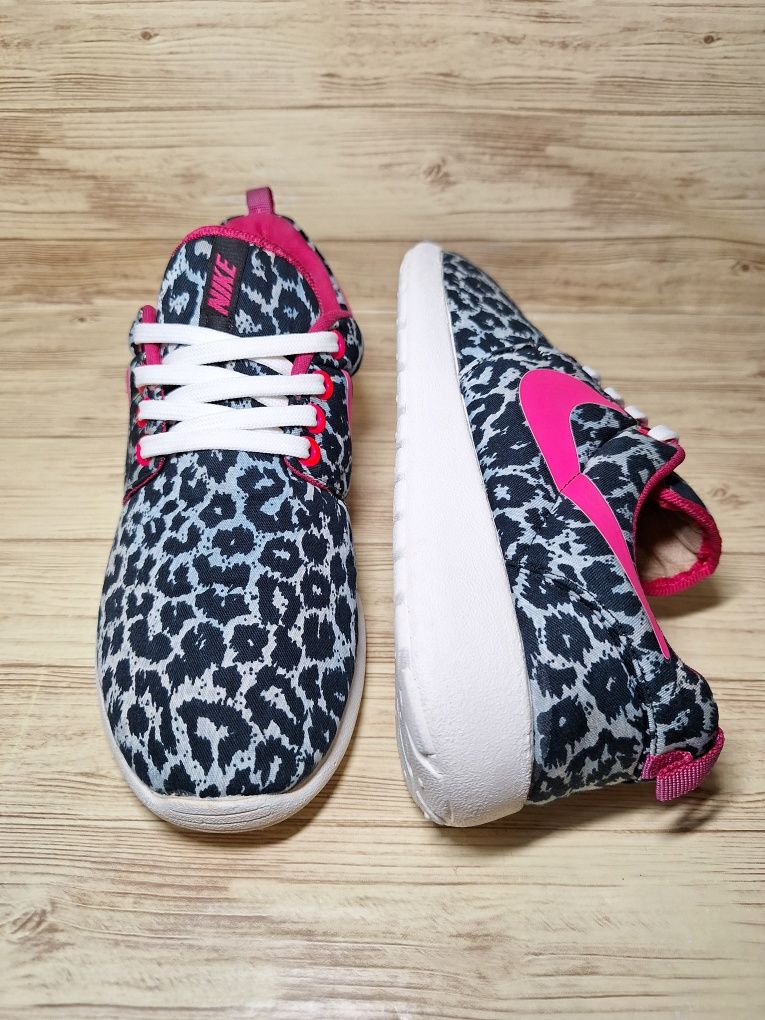 Класні жіночі кросівки Nike Women's Rosherun Safari Pink