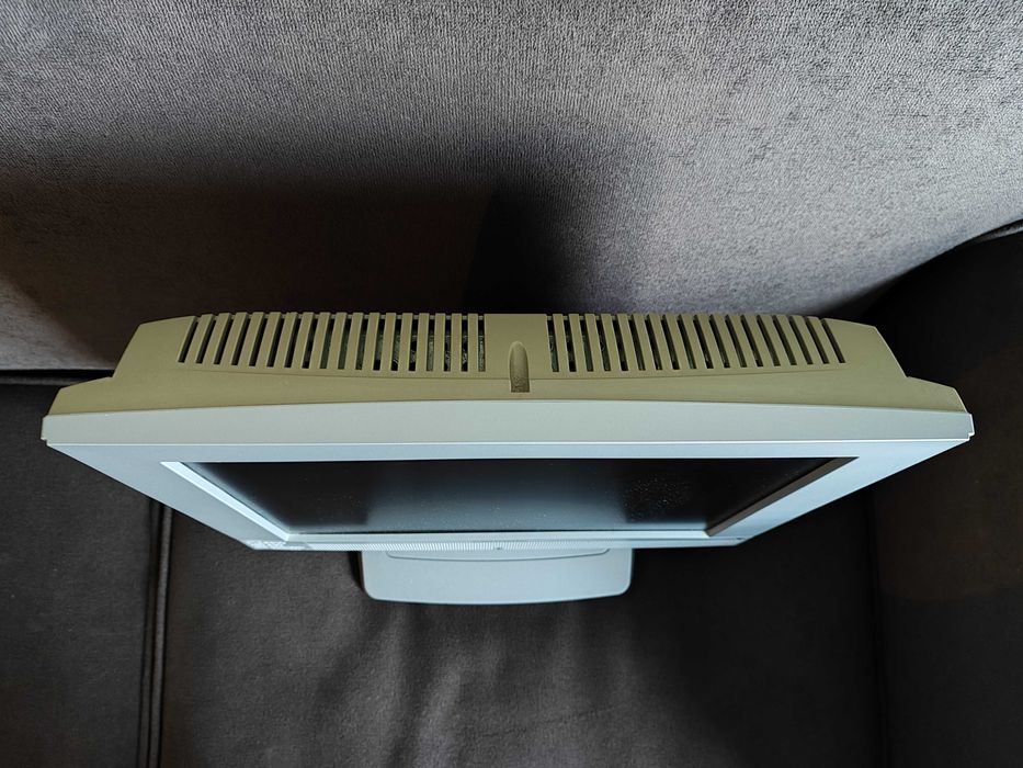 LCD TV Grundig Davio 15'' 38-5700 BS usado, mas em ótimo estado.