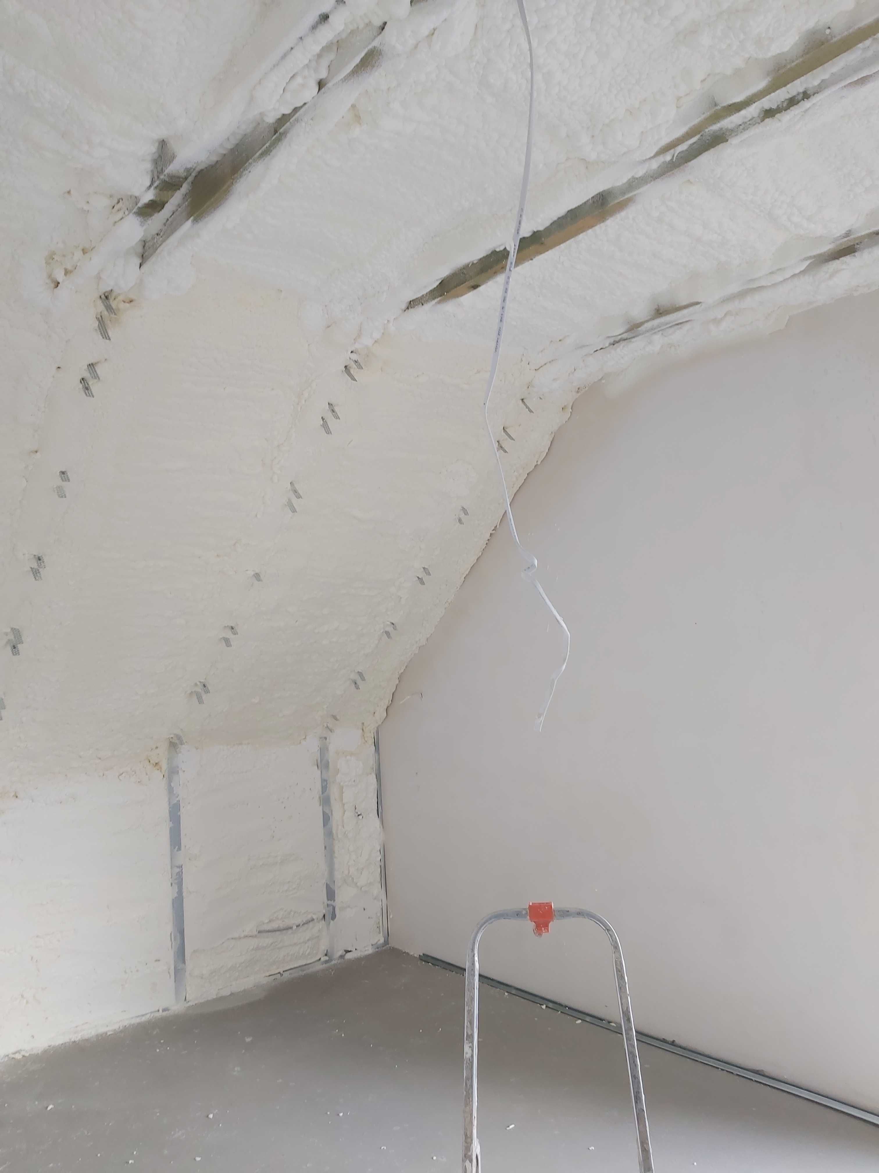 Ocieplenie pianą PUR izolacja domu poddasza stropu celuloza wełna
