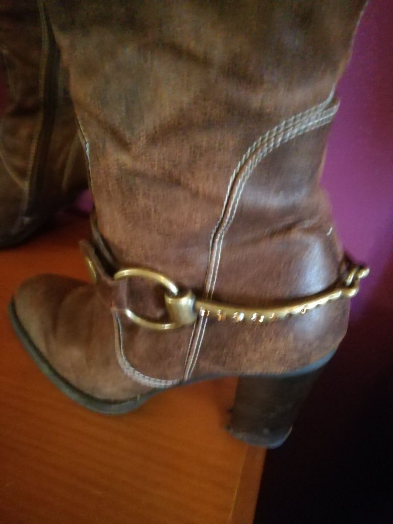 Botas de Senhora em pele com aplicação que pode usar ou não