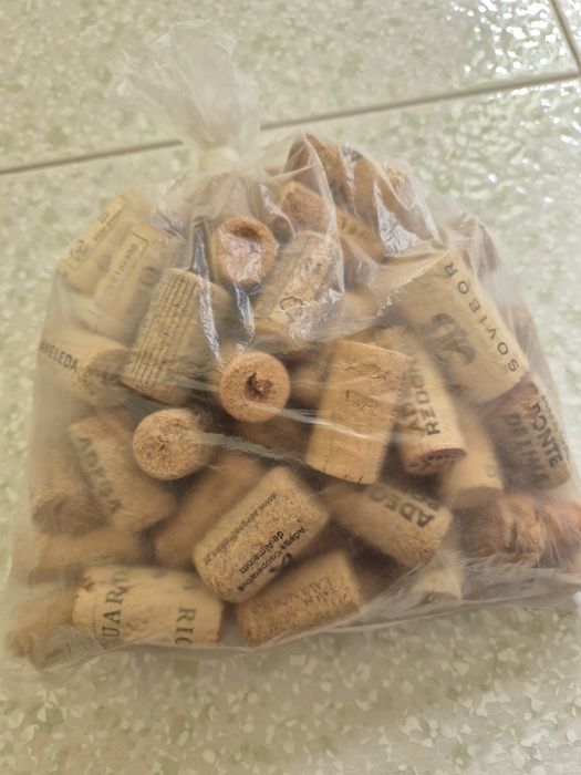 Saco com 74 Rolhas de Cortiça

São usadas retiradas de vários vinhos