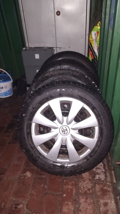 Opony zimowe Dębica kpl felgi i kołpaki oryginalne Toyota Auris 2
