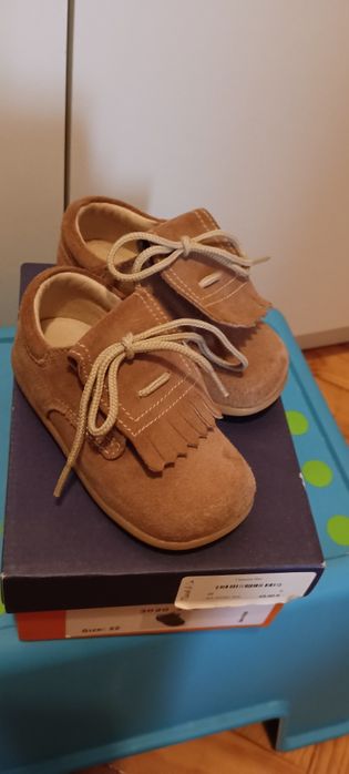 Botas carneiras em pele com sola flexível. Tamanho 22.