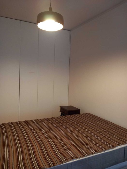 Quarto em apartamento para arrendar a estudante.