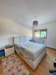 Quarto de casal com 2 mesas de cabeceira