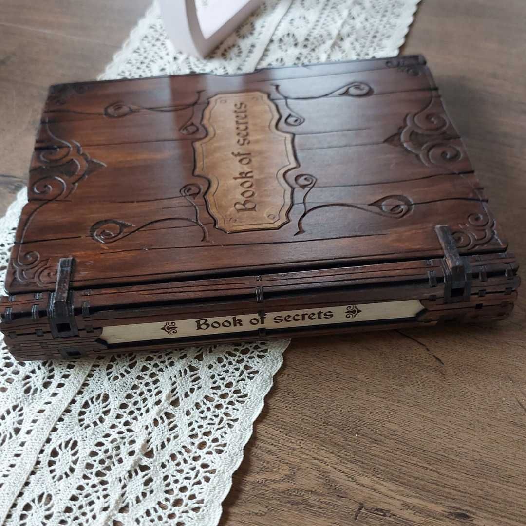 Drewniany Segregator A4 „Księga Sekretów Rodu” Personalizowany Ręcznie