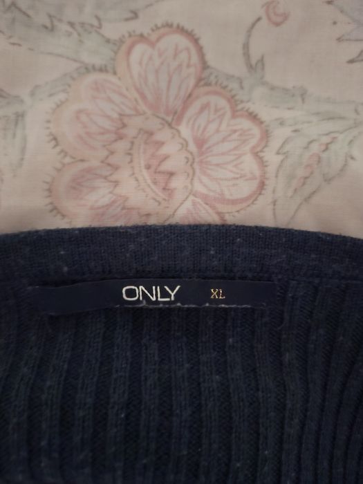 Granatowy sweter damski