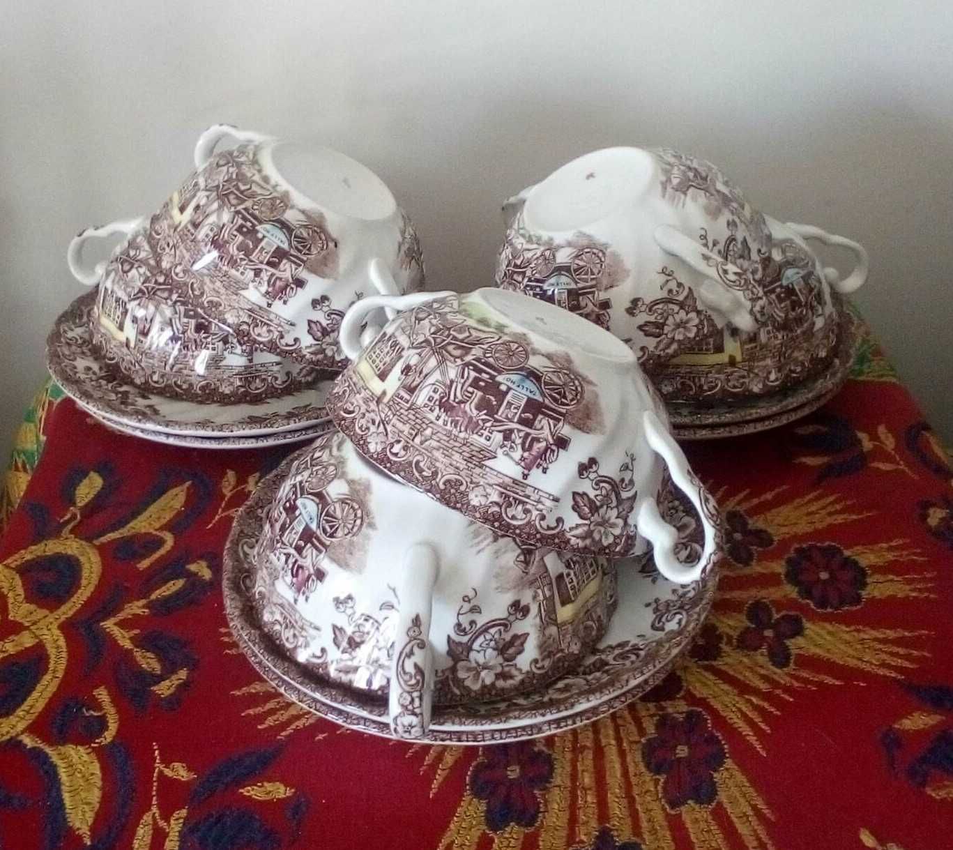 Taças de consomé em porcelana inglesa
