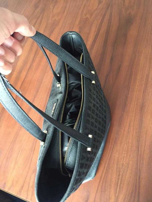 Carteira DKNY em Bom Estado