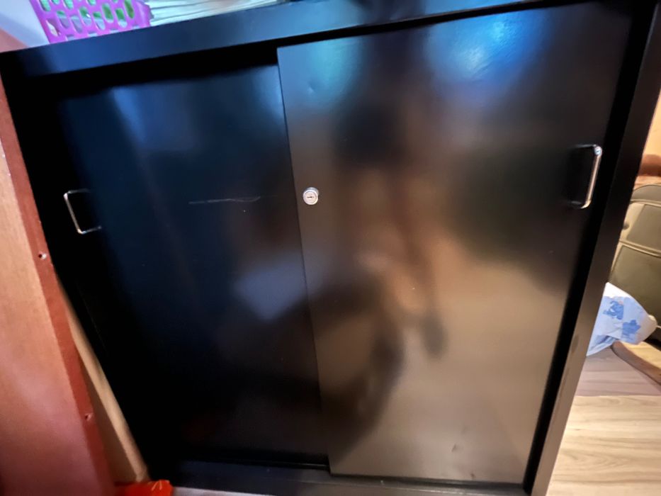 Nowa szafa RODO z drzwiami przesuwnymi na zamek na klucz