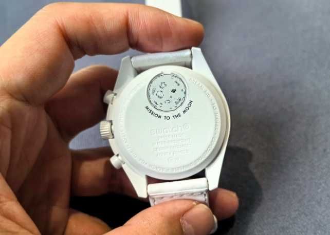 Bioceramiczny zegarek Swatch x Omega do fazy księżyca SnoopySO33W700
