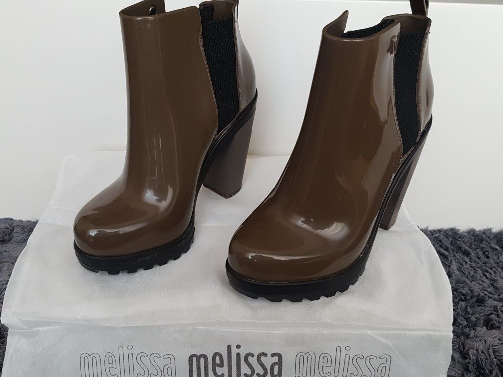 Botas castanhas Melissa