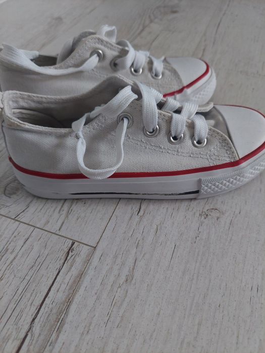 Trampki sinsay sznurowane