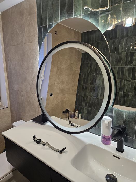 Okrągłe lustro z podświetleniem 80cm czarna ramka