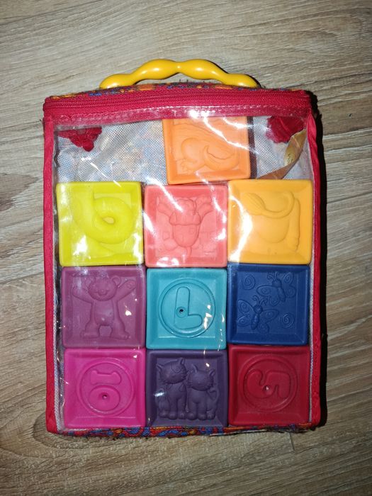 Іграшки Battat гараж, сортер, кубики