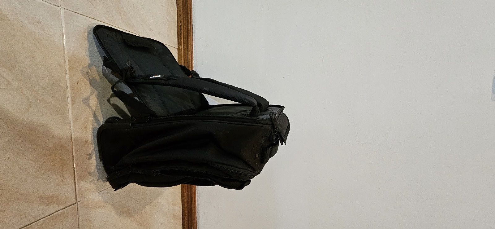 Mala CAT troley preto com várias bolsas interiores e para laptop.