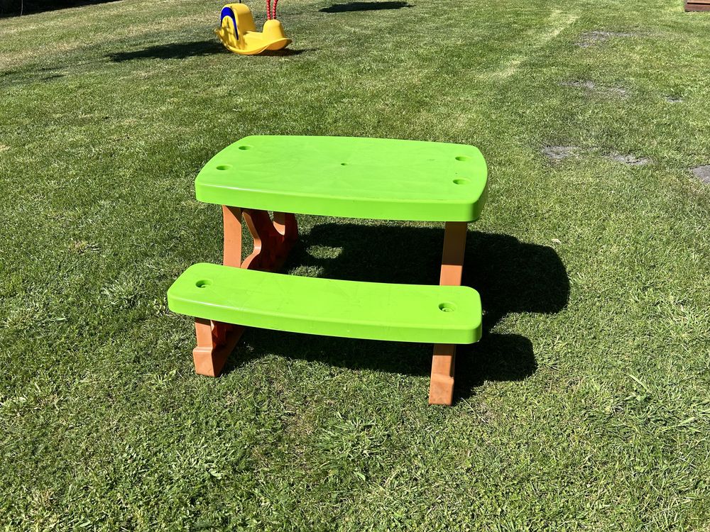 Stolik z ławeczkami dla dzieci