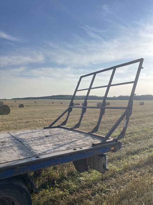 Przyczepa platforma dlużyca 4 osiowa do słomy balotów