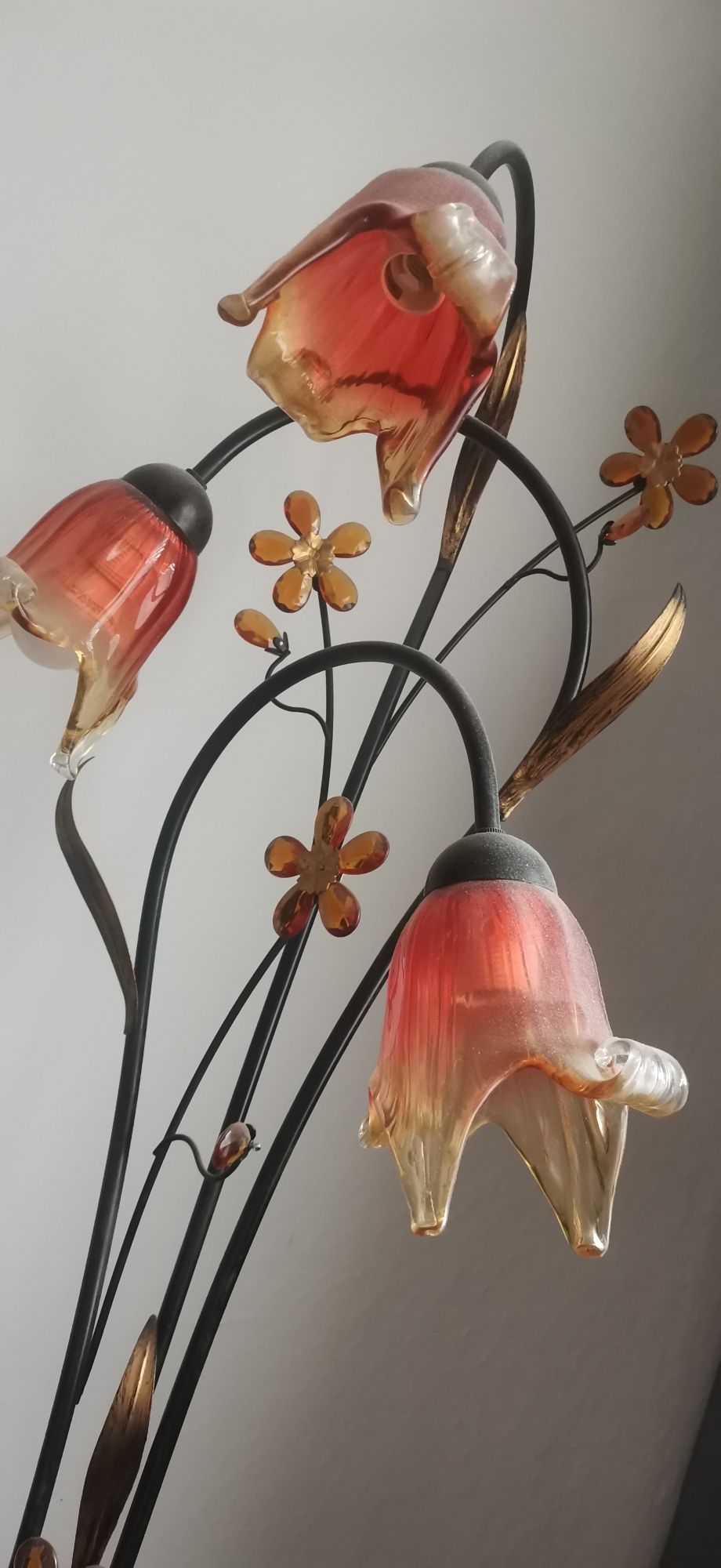 Lampa stojąca i żyrandol z kutej stali oraz oraz szkła