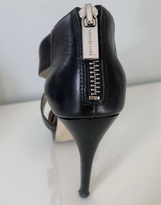 Michael Kors - Sandálias pretas de salto alto