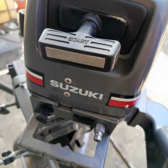 Silnik zaburtowy Suzuki 4KM rumpel L stopa 2-suw
