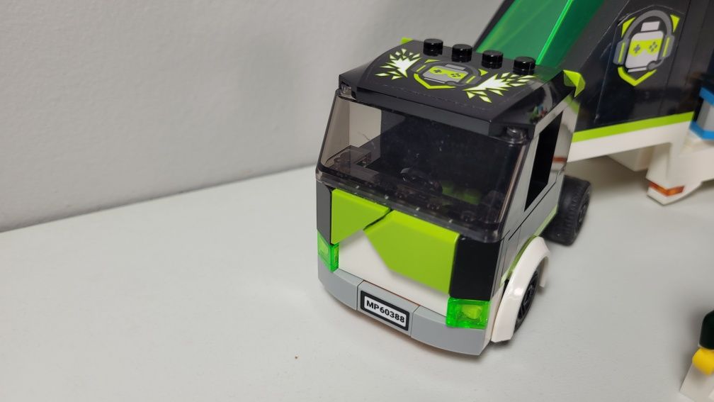 Klocki lego City 60388 Ciężarówka na turniej gier.