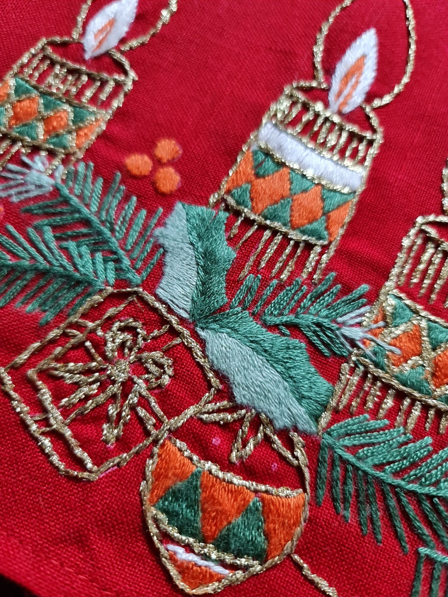 obrus ręcznie haftowany motywy  zimowe  do kolekcji
