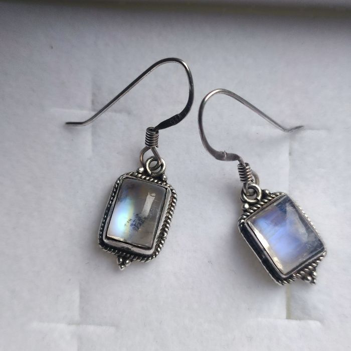 Продам серебряные серьги с лунным камнем.