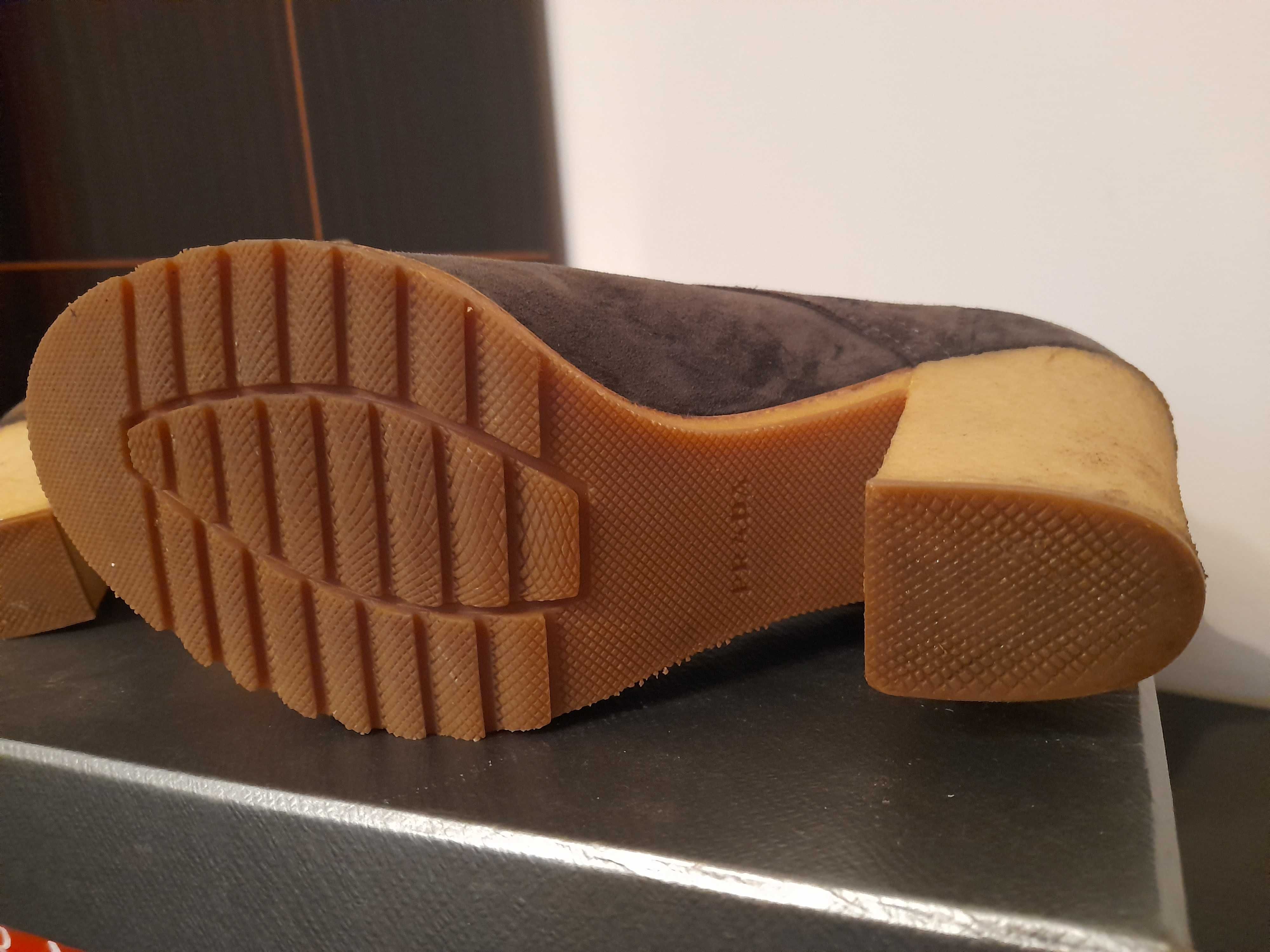 Botins com atacadores em camurça, marca Prada, 36/37