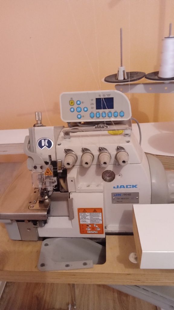 Overlock 4-nitkowy JACK 904E