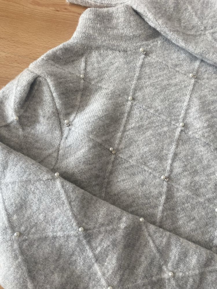 Sweter z perełkami i kamyczkami Reserved