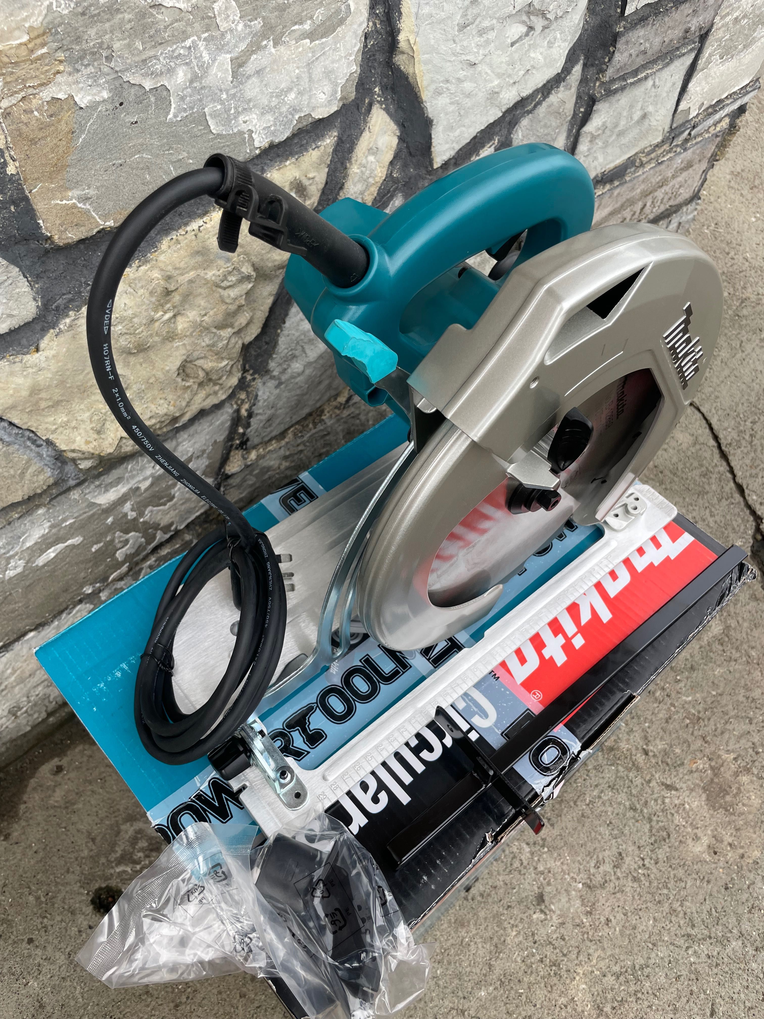 Makita HS0600/дискова пила макіта 220в