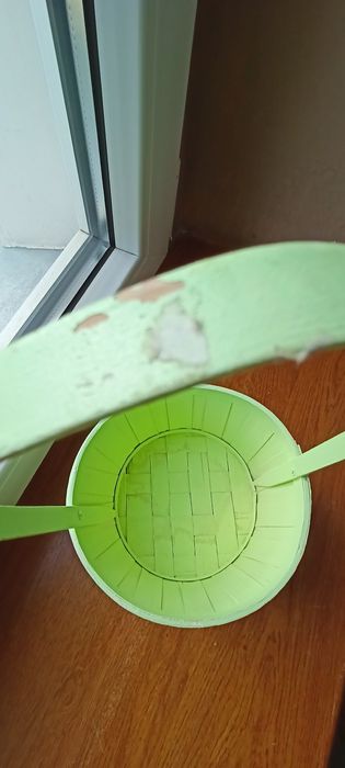 Koszyk zielony z długą rączką.