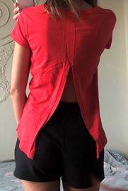Czerwona koszulka z rozcięciem na plecach Terranova