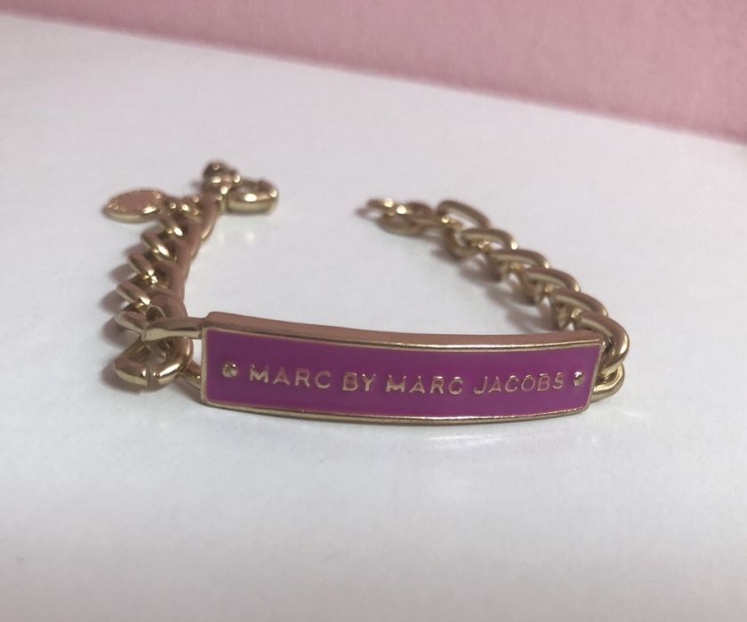 MARC JACOBS - Pulseira Rosa Choque c/ Corrente Dourada