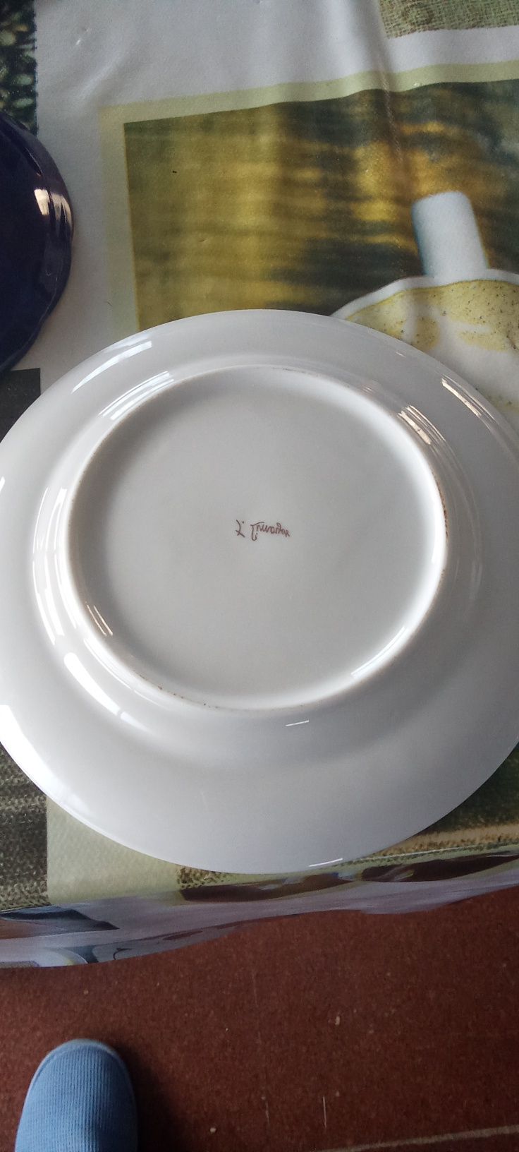 Algumas peças de loiça de marca  2 pires sem chávena e  1  com chavena
