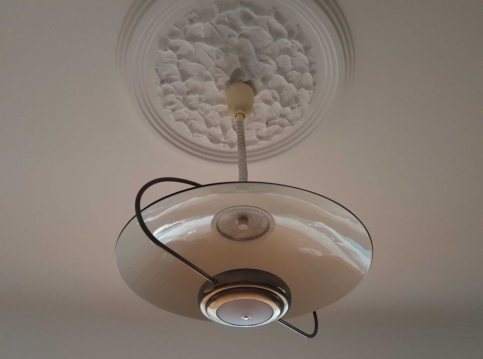 Belo Candeeiro de teto em bronze e vidro, com 57cm de envergadura